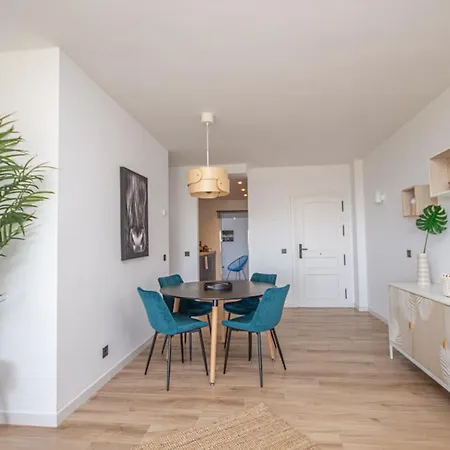 Wonderful 2 Bed With Stunning Sea Views Apartment *