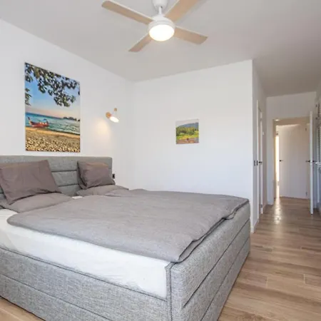 Wonderful 2 Bed With Stunning Sea Views Apartment