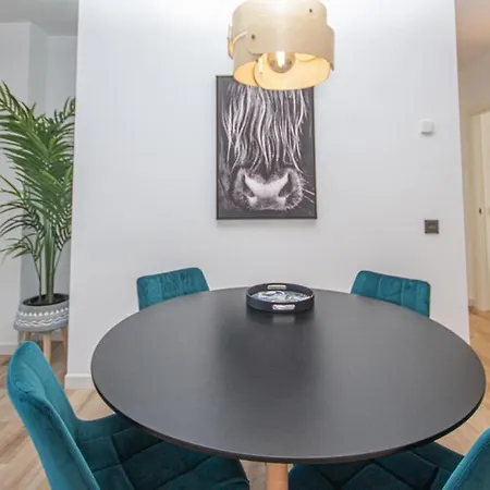 Wonderful 2 Bed With Stunning Sea Views *
